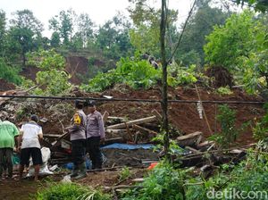 Tanah Longsor Timpa 4 Rumah di Wonosalam Jombang Tanah Longsor Timpa 4 Rumah di Wonosalam Jombang