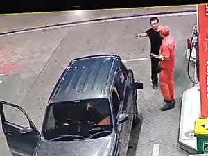 Pria Todong Petugas SPBU Diduga Kesal Tak Bisa Isi Pertalite Pria Todong Petugas SPBU Diduga Kesal Tak Bisa Isi Pertalite