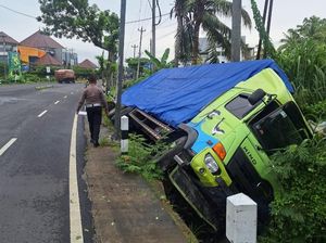 Truk Muatan Pupuk Terguling Nyemplung Selokan di Kulon Progo