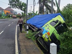 Truk Muatan Pupuk Terguling Nyemplung Selokan di Kulon Progo