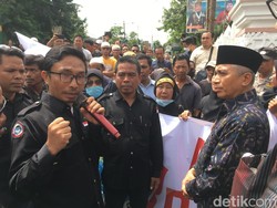 Calon PMI Demo Ngadu ke DPRD NTB karena Gagal Berangkat ke Malaysia