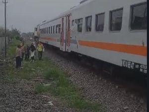 Viral Aksi Pelajar Gresik Tabrakkan Diri ke Kereta Api Viral Aksi Pelajar Gresik Tabrakkan Diri ke Kereta Api