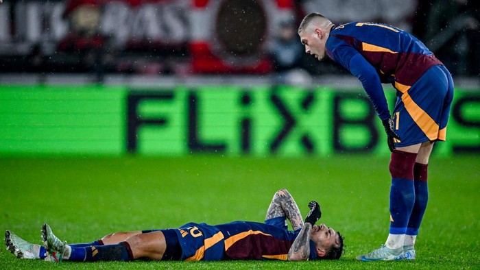 AS Roma midfielder Leandro Paredes and AS Roma forward Artem Dovbyk participate in the match between AZ and Roma at the AZ Stadium for the UEFA Europa League - League phase - Matchday 7 of the 2024-2025 season in Alkmaar, Netherlands, on January 23, 2025. (Photo by Stefan Koops / EYE4images/NurPhoto via Getty Images)