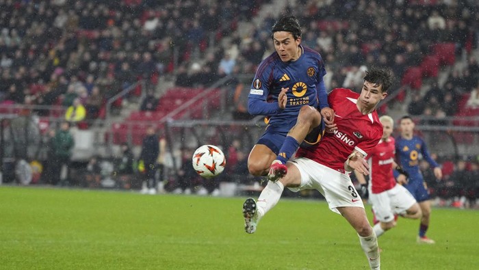 Romas Paulo Dybala, left, and AZ Alkmaars Wouter Goes fight for the ball during the Europa League opening phase soccer match between AZ and Roma at AFAS Stadium, in Alkmaar, Netherlands, Thursday, Jan. 23, 2025. (AP Photo/Peter Dejong)