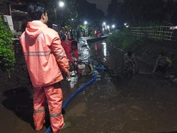 Aliran Sungai Tersumbat Bambu, Rumah Warga di Malang Terendam Banjir