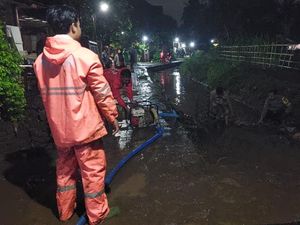 Aliran Sungai Tersumbat Bambu, Rumah Warga di Malang Terendam Banjir Aliran Sungai Tersumbat Bambu, Rumah Warga di Malang Terendam Banjir