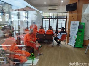 Kasus Rumah Mewah Pabrik PCC, BNN Banten Serahkan 10 Tersangka ke Kejari Kasus Rumah Mewah Pabrik PCC, BNN Banten Serahkan 10 Tersangka ke Kejari