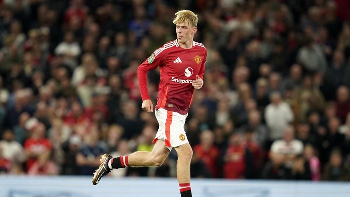 Manchester Uniteds Toby Collyer plays the ball during the English League Cup soccer match between Manchester United and Barnsley at Old Trafford, Manchester, England, Tuesday, Sept. 17, 2024. (AP Photo/Dave Thompson)
