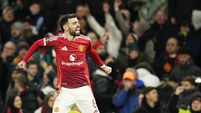 Manchester Uniteds Bruno Fernandes celebrates after scoring his sides second goal during the Europa League opening phase soccer match between Manchester United and Glasgow Rangers in Manchester, England, Thursday, Jan. 2025. (AP Photo/Dave Thompson)
