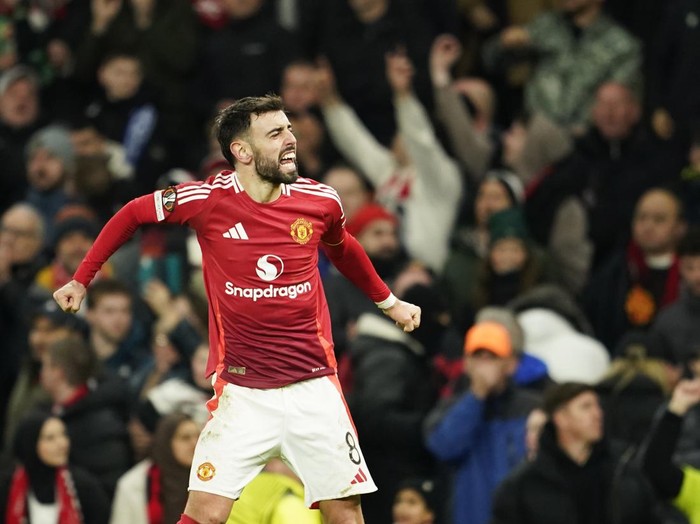 Manchester United's Bruno Fernandes celebrates after scoring his side's second goal during the Europa League opening phase soccer match between Manchester United and Glasgow Rangers in Manchester, England, Thursday, Jan. 2025. (AP Photo/Dave Thompson)