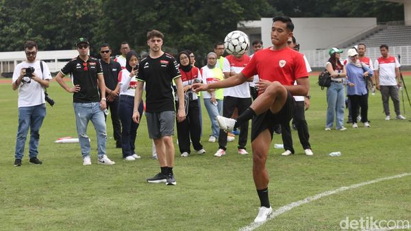 Dua Pembalap MotoGP Adu Skil dengan Rizky Ridho