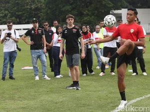 Dua Pembalap MotoGP Adu Skil dengan Rizky Ridho Dua Pembalap MotoGP Adu Skil dengan Rizky Ridho
