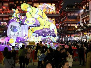 Festival Lampion Taman Yuyuan Semarakan Tahun Baru Imlek di Shanghai