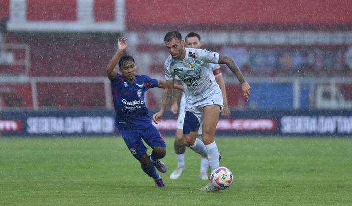 Gelandang Persib Tyronne del Pino di laga Persib Vs Arema di Stadion Gelora Soepriadi, Blitar, Jumat (24/1/2025).