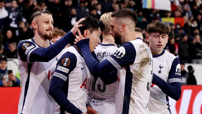 SINSHEIM, GERMANY - JANUARY 23: Son Heung-Min of Tottenham Hotspur celebrates with teammates Rodrigo Bentancur and Radu Dragusin after scoring his teams third goal during the UEFA Europa League 2024/25 League Phase MD7 match between TSG 1899 Hoffenheim and Tottenham Hotspur at Rhein-Neckar-Arena on January 23, 2025 in Sinsheim, Germany. (Photo by Alex Grimm/Getty Images)