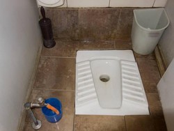 Cara Mudah dan Praktis Mengatasi WC Jongkok yang Mampet di Rumah