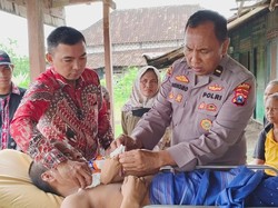 Pak Pur Bantu Rawat Warga Lamongan yang Lumpuh Menahun dan Sebatang Kara