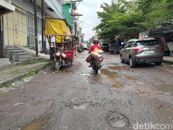 Warga Sambat Jalan di Pasar Johar Semarang Berlubang-Bikin Pengendara Jatuh