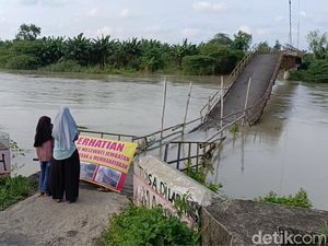 Jembatan Jleper Demak Ambruk, Warga Harus Memutar 2 Kilometer