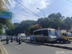 Kabel Menjuntai Dekat Terminal Jatijajar Depok dan Ganggu Lalin