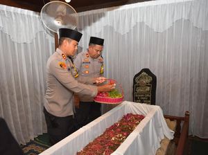 Kapolres Gresik Ziarah ke Makam Wali dan Tokoh Penyebar Islam Kapolres Gresik Ziarah ke Makam Wali dan Tokoh Penyebar Islam