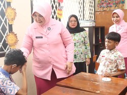 Kunjungi SLB Trenggalek, Ketua Bhayangkari Jatim Bagi Makan Bergizi Gratis