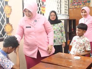 Kunjungi SLB Trenggalek, Ketua Bhayangkari Jatim Bagi Makan Bergizi Gratis Kunjungi SLB Trenggalek, Ketua Bhayangkari Jatim Bagi Makan Bergizi Gratis