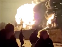 Video Kilang Minyak di Rusia Terbakar Diserang Drone, Warga Kocar-kacir