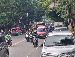 Keluh Pengendara, Parkir Sembarangan Bikin Macet Jalan Surapati Bandung