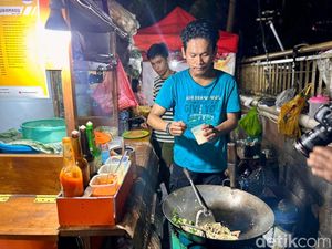 Kuliner Enak Sepanjang Trotoar Jl. Satrio Kuningan Favorit Karyawan