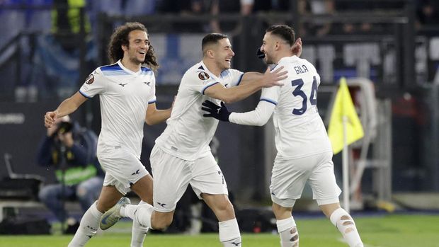 Soccer Football - Europa League - Lazio v Real Sociedad - Stadio Olimpico, Rome, Italy - January 23, 2025 Lazio's Mario Gila celebrates scoring their first goal with Adam Marusic and Matteo Guendouzi REUTERS/Remo Casilli