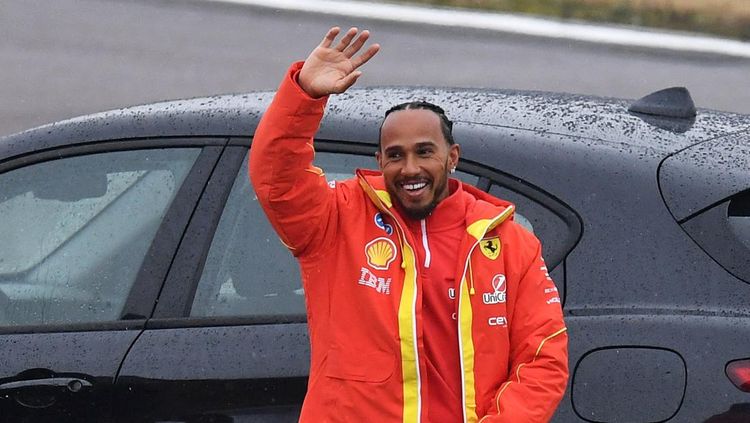Euforia Hamilton Meluap di Balik Kemudi Ferrari Perdana