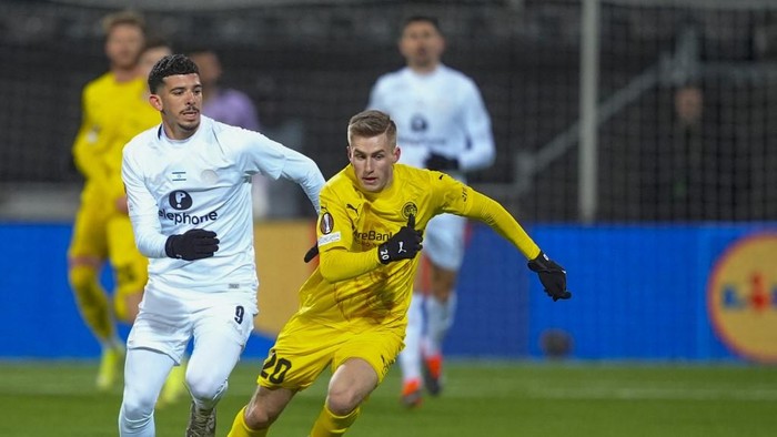 Maccabi Tel Avivs Israeli forward #09 Dor David Turgeman (L) and Bodoe/Glimts Norwegian midfielder #20 Fredrik Sjovold vie for the ball during the UEFA Europa League Group football match between Bodoe/ Glimt and Maccabi Tel Aviv in Bodoe, on January 23, 2025. (Photo by Lise serud / NTB / AFP) / Norway OUT