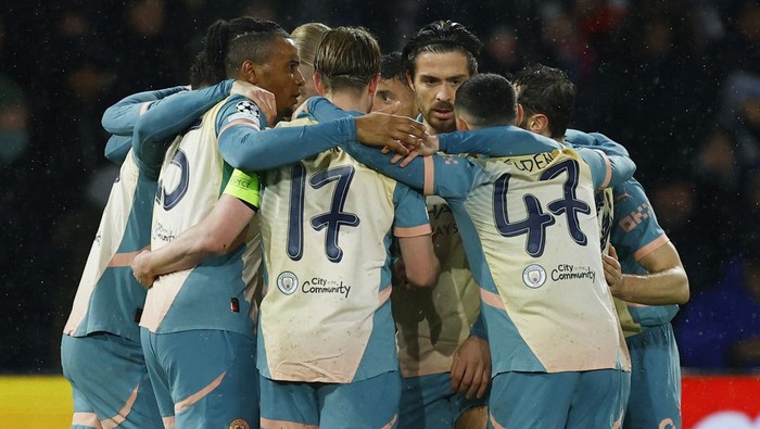 Soccer Football - Champions League - Paris St Germain v Manchester City - Parc des Princes, Paris, France - January 22, 2025 Manchester Citys Erling Haaland celebrates scoring their second goal with Manuel Akanji, Jack Grealish and teammates REUTERS/Stephanie Lecocq