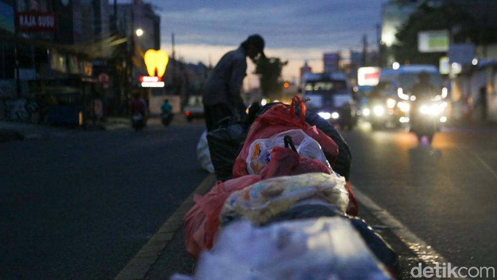 Masalah Klasik Ciputat, Sampah Dibuang di Median Jalan Masalah Klasik Ciputat, Sampah Dibuang di Median Jalan