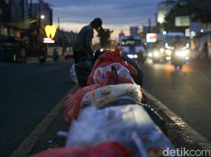 Masalah Klasik Ciputat, Sampah Dibuang di Median Jalan