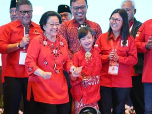 Momen Megawati Joget Bareng Penari Disabilitas Saat Hendak Potong Tumpeng