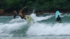 Menaklukkan Ombak di Pantai Pulau Merah Banyuwangi