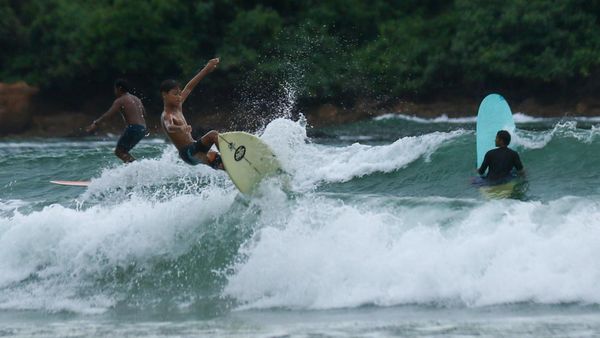 Menaklukkan Ombak di Pantai Pulau Merah Banyuwangi