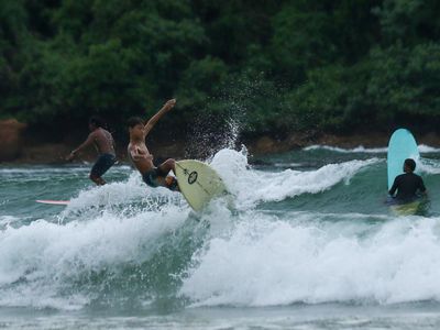 Menaklukkan Ombak di Pantai Pulau Merah Banyuwangi