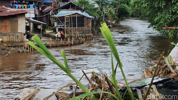 Menunggu Normalisasi Kali Ciliwung di Bukit Duri