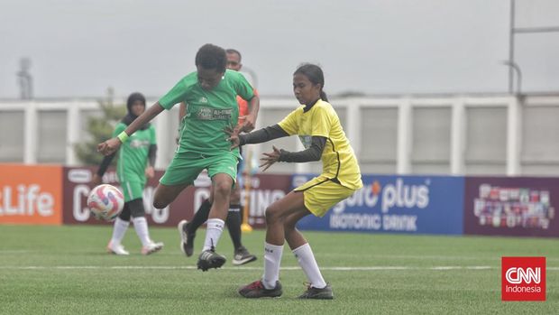 Pertandingan sepak bola putri babak penyisihan grup MilkLife Soccer Challenge All-Stars di Stadion Supersoccer Arena Kudus. Jawa Tengah, Jumat, 24 Januari 2025. (CNN Indonesia/Adhi Wicaksono)