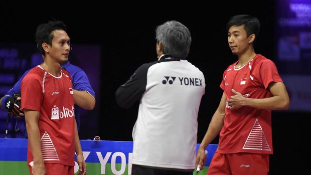 Mohammad Ahsan/Rian Agung Indonesia's Mohammad Ahsan and Rian Agung Saputro (R) touch to their coach as they play against China's Liu Cheng and Zhang Nan during their men's doubles final match during the 2017 BWF World Championships of badminton at Emirates Arena in Glasgow on August 27, 2017. (Photo by ANDY BUCHANAN / AFP)