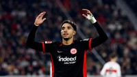 3. Eintracht Frankfurt mengantongi 78,5 juta euro dari melepas pemainnya musim dingin ini, termasuk melepas Omar Marmoush ke Man City. Foto: REUTERS/Kai Pfaffenbach