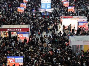 Ribuan Pemudik Padati Stasiun Shanghai Jelang Imlek 2025