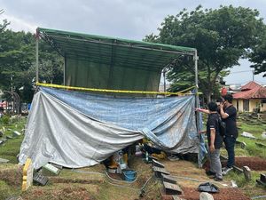 Polisi Ekshumasi Jenazah Pria yang Tewas Ditusuk Kakak Ipar di Gambir Polisi Ekshumasi Jenazah Pria yang Tewas Ditusuk Kakak Ipar di Gambir