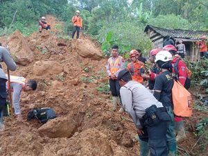 Polri Kirim Ratusan Brimob Bantu Evakuasi Korban Banjir-Longsor Jateng