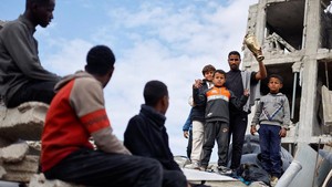 Pose Pesepakbola Palestina dengan Tropi di Reruntuhan Rumahnya