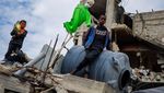 Pose Pesepakbola Palestina dengan Tropi di Reruntuhan Rumahnya