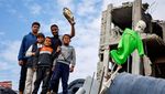 Pose Pesepakbola Palestina dengan Tropi di Reruntuhan Rumahnya